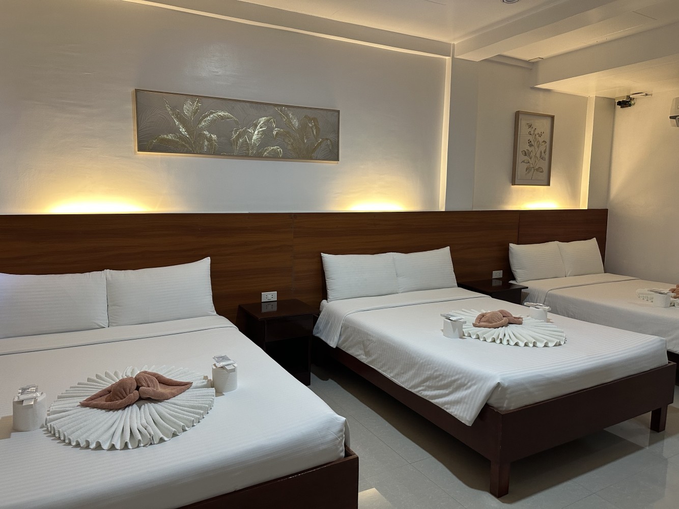 Studio Room at Zosimo’s Inn in Lazi, Siquijor — room interior